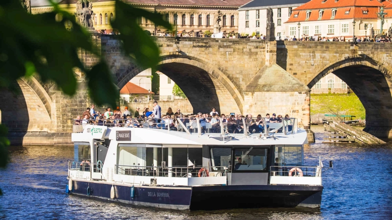 Hodinová plavba po Vltavě