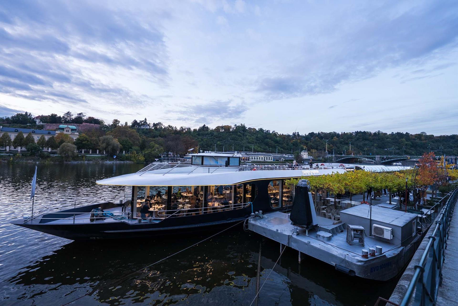 An evening on the waves: music, lights and an atmosphere you won't forget